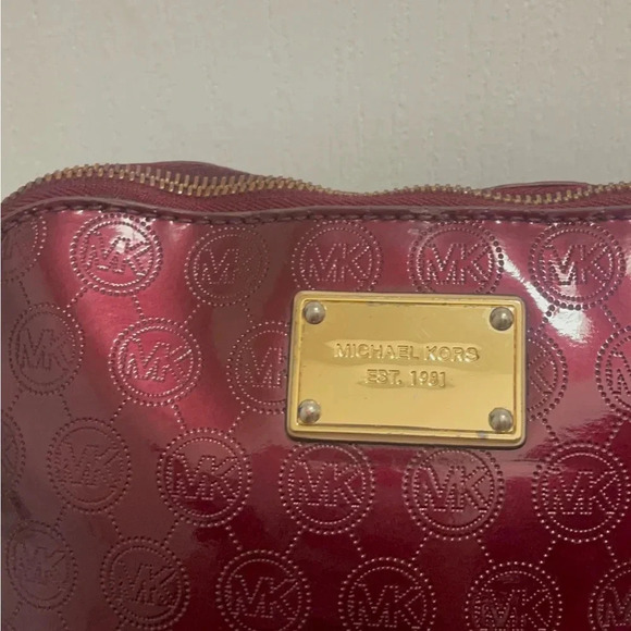 Michael Kors beautiful burgundy, colored Crossbody bag patent with half chain. - Picture 10 of 15